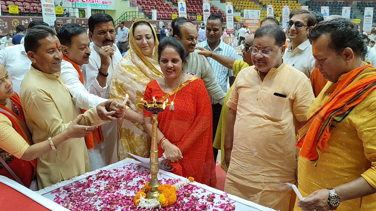 सरदार बलवीर सिंह जुनेजा इंडोर स्टेडियम मे समाधान शिविर का आयोजन सरदार बलवीर सिंह जुनेजा इंडोर स्टेडियम मे समाधान शिविर का आयोजन