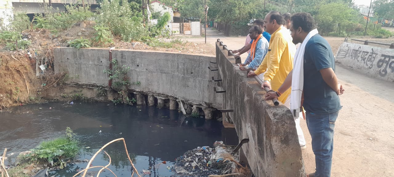 सभापति राठौड़ ने वार्ड 6 क्षेत्र के नालों की सफाई पार्षद खगपति सोनी, जोन 2 कमिश्नर सहित देखी सभापति राठौड़ ने वार्ड 6 क्षेत्र के नालों की सफाई पार्षद खगपति सोनी, जोन 2 कमिश्नर सहित देखी