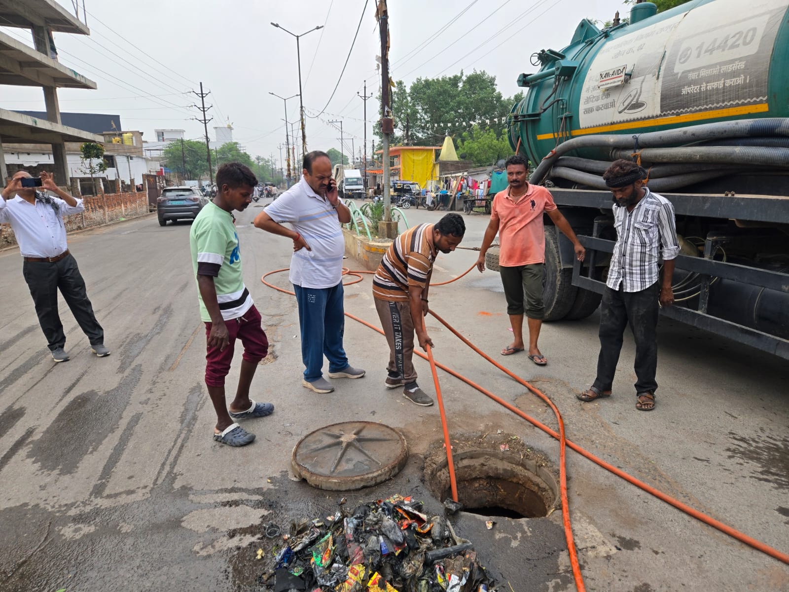 सभापति सूर्यकान्त राठौड़ ने भारत माता चौक के पास कैनाल लींकिंग रोड नाला की जोन 2 स्वास्थ्य विभाग से माह में चौथी बार जेट मशीन से मुहाना खोलकर सफाई करवाई सभापति सूर्यकान्त राठौड़ ने भारत माता चौक के पास कैनाल लींकिंग रोड नाला की जोन 2 स्वास्थ्य विभाग से माह में चौथी बार जेट मशीन से मुहाना खोलकर सफाई करवाई