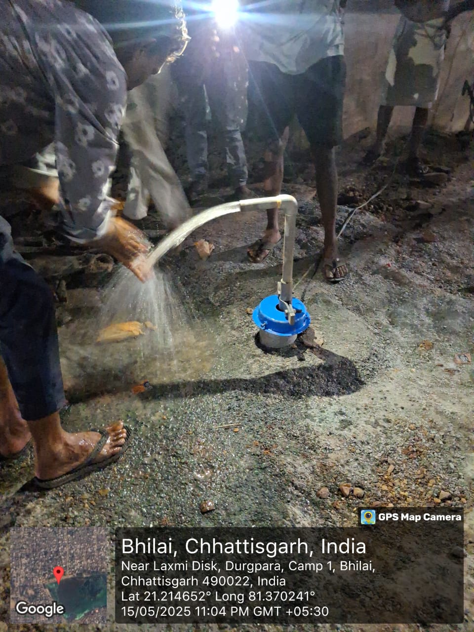 स्थानीय लोगो की आवश्यकता को देखते हुए रात के 11 बजे शौचालय के बंद पड़े बोर को चालू कराया गया स्थानीय लोगो की आवश्यकता को देखते हुए रात के 11 बजे शौचालय के बंद पड़े बोर को चालू कराया गया