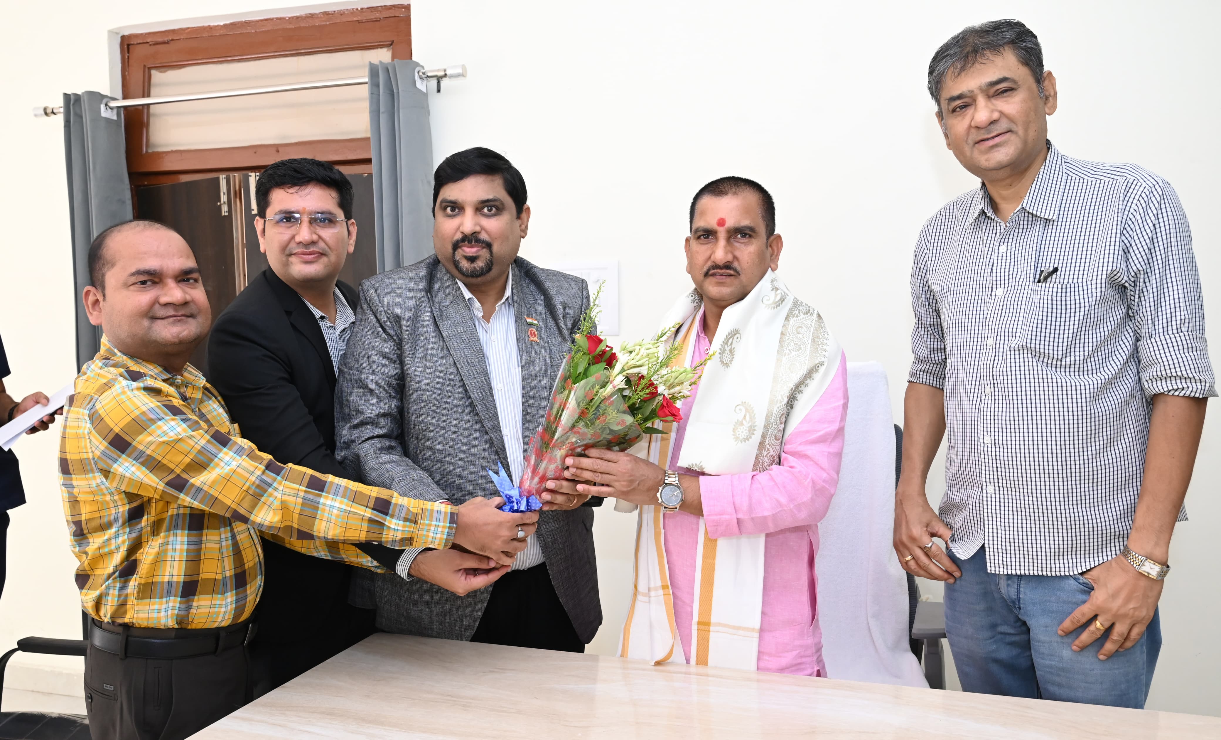 केंद्रीय मंत्री तोखन साहू से ICMAI के पदाधिकारियों ने सौजन्य भेंट किया केंद्रीय मंत्री तोखन साहू से ICMAI के पदाधिकारियों ने सौजन्य भेंट किया