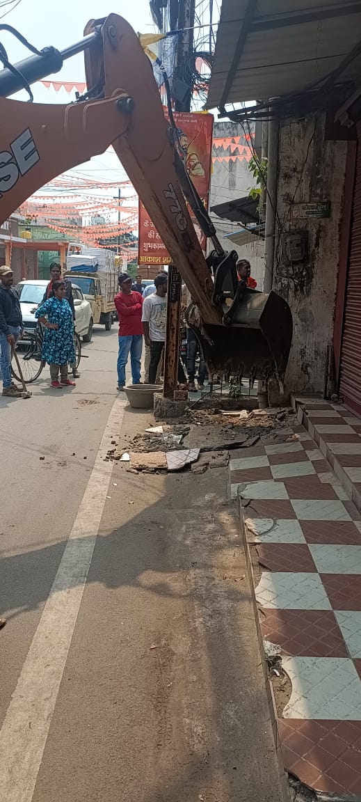 निगम जोन 7 ने भैंसथान में नाली पर बने 6 अवैध पाटों को तोड़ा निगम जोन 7 ने भैंसथान में नाली पर बने 6 अवैध पाटों को तोड़ा