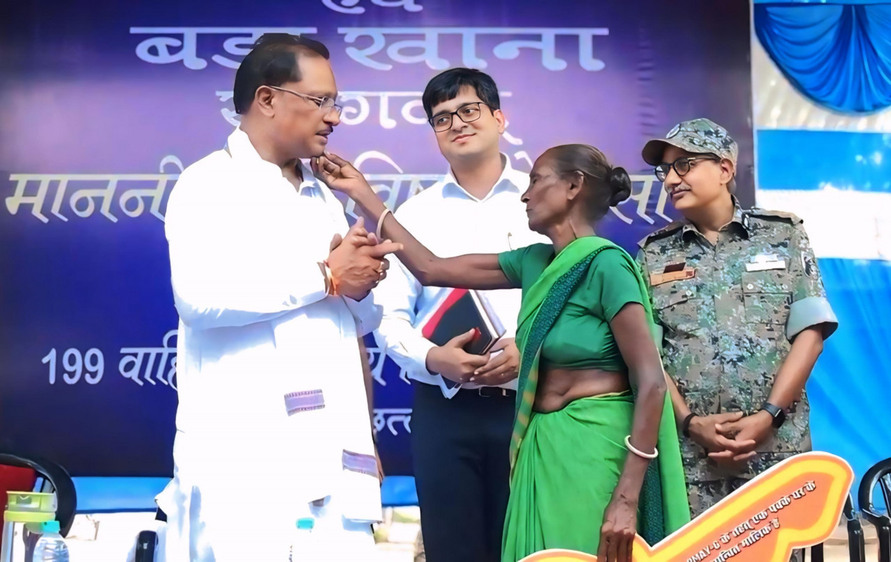 मुख्यमंत्री को माँ ने दिया अपना आशीर्वाद—स्नेह से छुआ गाल, हृदय से कहा धन्यवाद मुख्यमंत्री को माँ ने दिया अपना आशीर्वाद—स्नेह से छुआ गाल, हृदय से कहा धन्यवाद