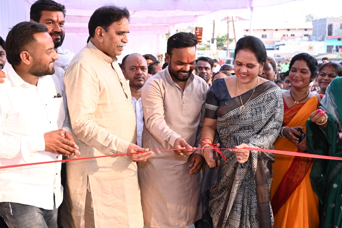 विधायक राजेश मूणत. महापौर मीनल चौबे ने 1 करोड़ 78 लाख रूपये से अधिक के विकास कार्यों के लिए भूमिपूजन विधायक राजेश मूणत. महापौर मीनल चौबे ने 1 करोड़ 78 लाख रूपये से अधिक के विकास कार्यों के लिए भूमिपूजन