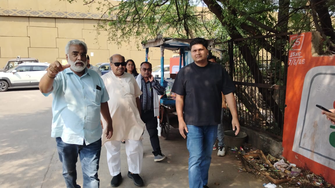 विधायक पुरंदर मिश्रा ने शंकर नगर नाले की सफाई कार्य का निरीक्षण किया विधायक पुरंदर मिश्रा ने शंकर नगर नाले की सफाई कार्य का निरीक्षण किया