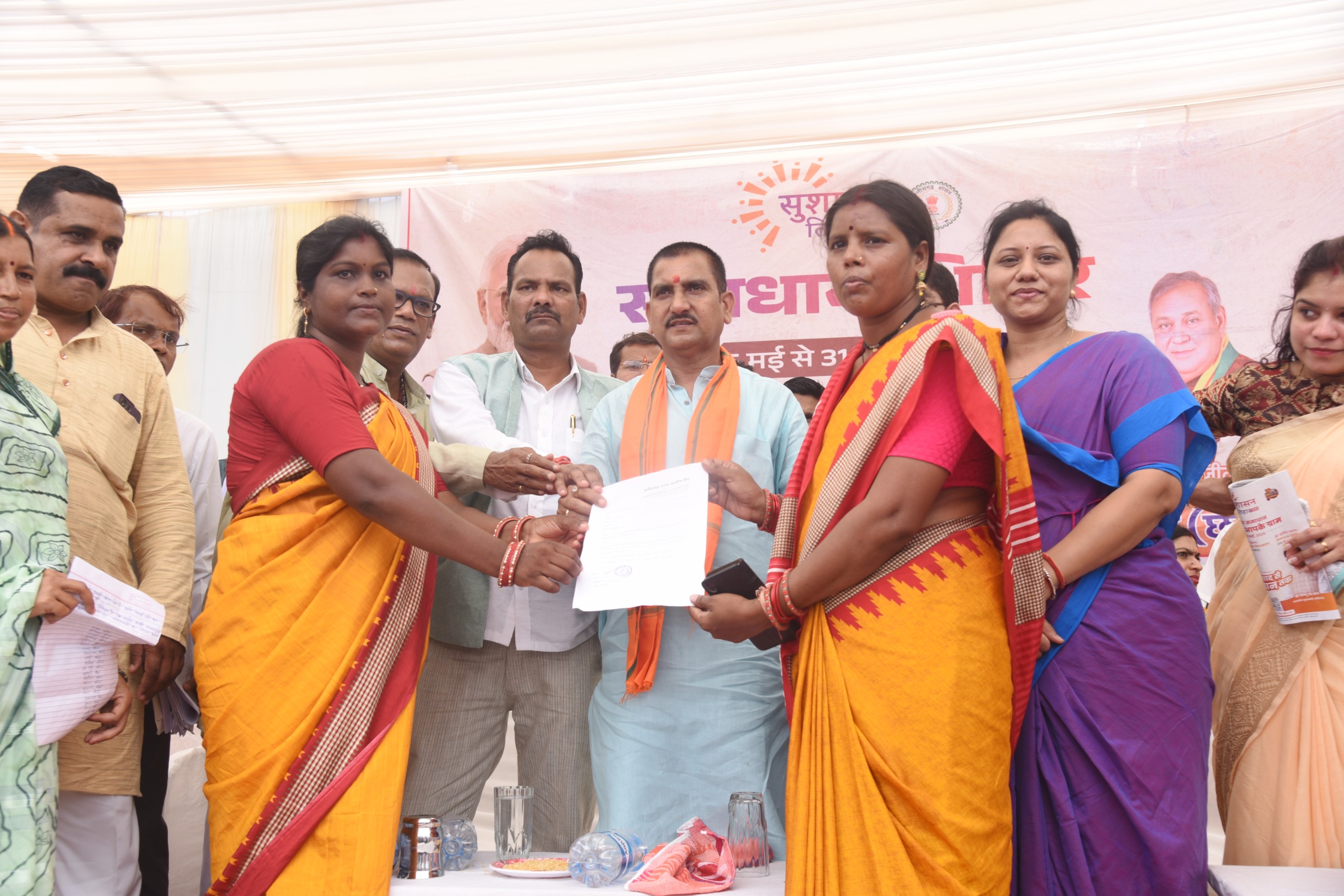 नेवरा समाधान शिविर में केंद्रीय राज्य मंत्री ने विभिन्न योजनाओं के हितग्राहियों को किया सामग्री वितरण नेवरा समाधान शिविर में केंद्रीय राज्य मंत्री ने विभिन्न योजनाओं के हितग्राहियों को किया सामग्री वितरण