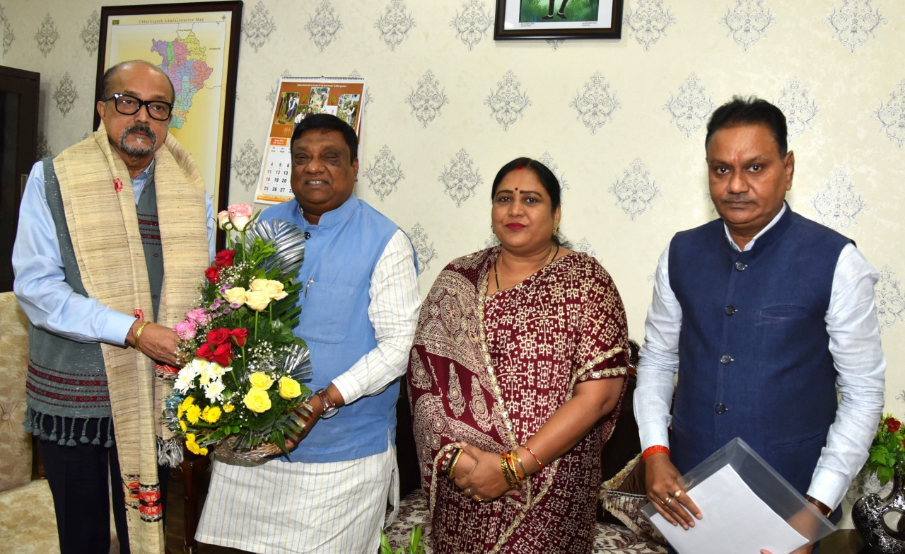 राज्यपाल डेका से पूर्व नेता प्रतिपक्ष चंदेल एवं हस्त शिल्प विकास बोर्ड की अध्यक्ष ने सौजन्य भेंट की राज्यपाल डेका से पूर्व नेता प्रतिपक्ष चंदेल एवं हस्त शिल्प विकास बोर्ड की अध्यक्ष ने सौजन्य भेंट की