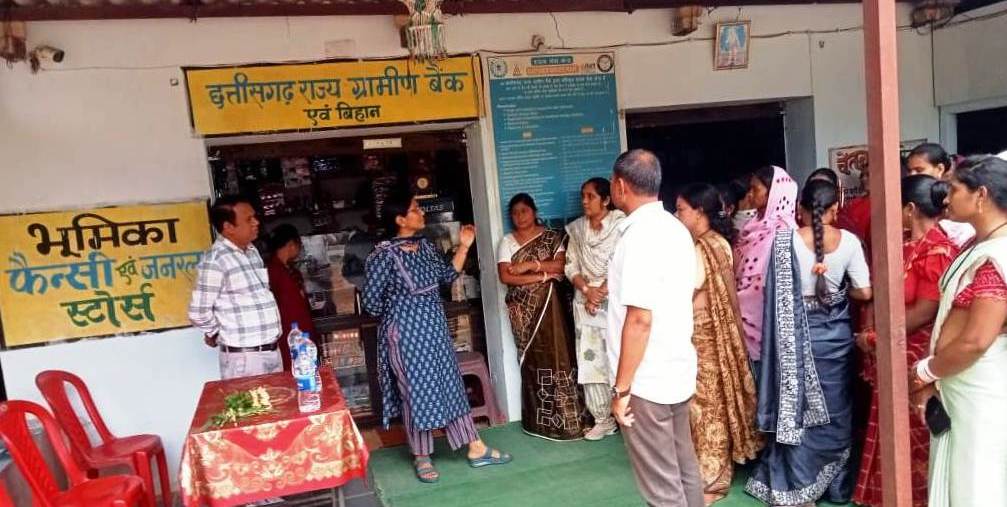 बैंक सखी लता पांडे की मेहनत और नवाचार की मिशन संचालक ने की सराहना बैंक सखी लता पांडे की मेहनत और नवाचार की मिशन संचालक ने की सराहना