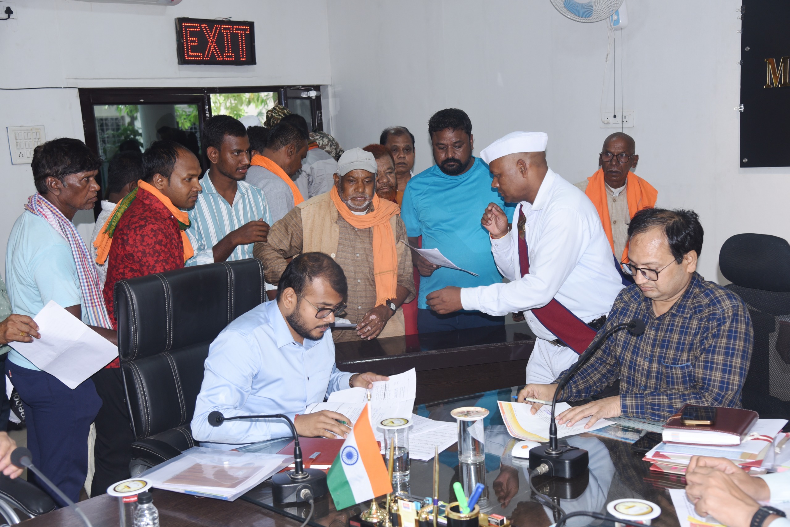 कलेक्टर ने जनदर्शन में सुनी लोगों की समस्याएं कलेक्टर ने जनदर्शन में सुनी लोगों की समस्याएं