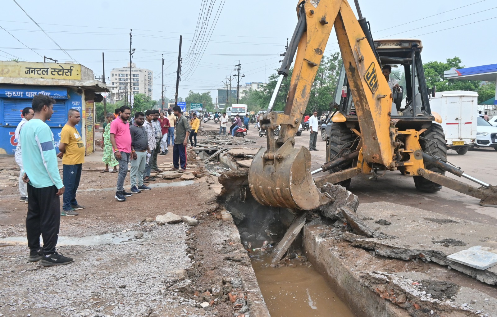 नालियों के ऊपर से अवैध कब्जा हटाए हटाने की कार्रवाई जारी नालियों के ऊपर से अवैध कब्जा हटाए हटाने की कार्रवाई जारी