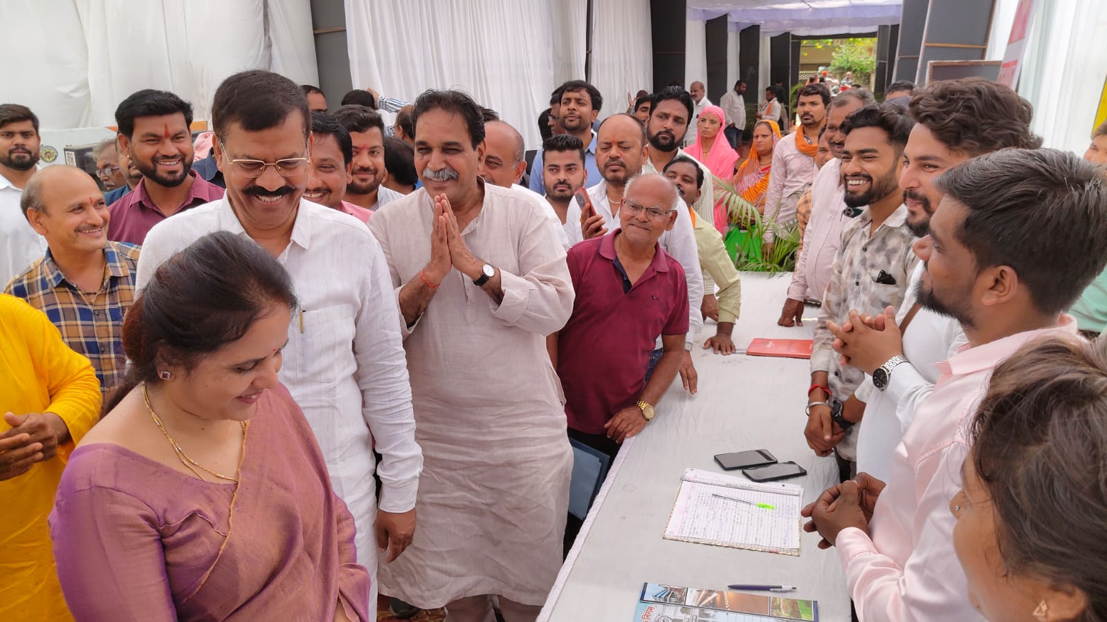 विधायक राजेश मूणत, मोतीलाल साहू, महापौर मीनल चौबे समाधान शिविर में शामिल हुए विधायक राजेश मूणत, मोतीलाल साहू, महापौर मीनल चौबे समाधान शिविर में शामिल हुए