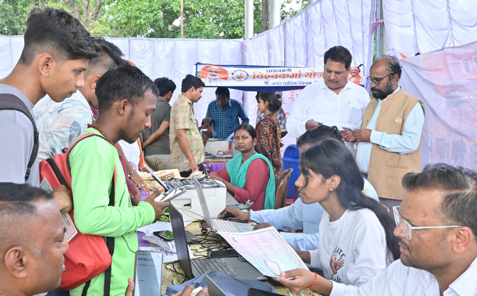 सुशासन समाधान शिविर में ड्राइविंग लाइसेंस, नया नबंर प्लेट, आधार एवं आयुष्मान कार्ड बनाने के लिए लोगो में अच्छा उत्साह सुशासन समाधान शिविर में ड्राइविंग लाइसेंस, नया नबंर प्लेट, आधार एवं आयुष्मान कार्ड बनाने के लिए लोगो में अच्छा उत्साह