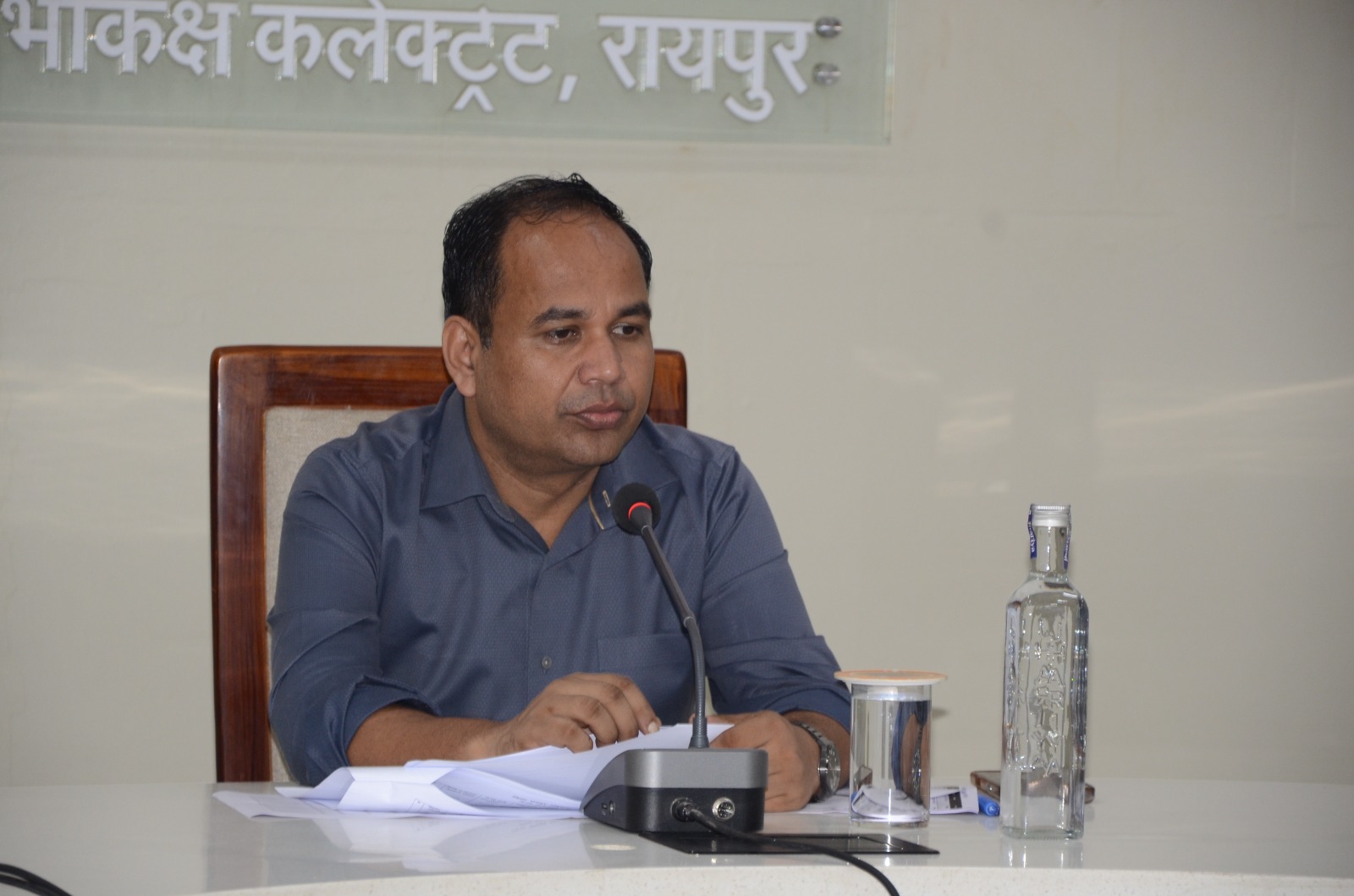 कलेक्टर डॉ. गौरव सिंह ने ली राजस्व विभाग की समीक्षा बैठक कलेक्टर डॉ. गौरव सिंह ने ली राजस्व विभाग की समीक्षा बैठक