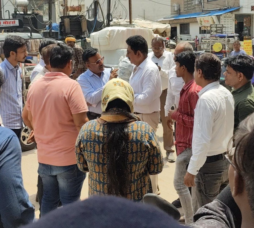 नगर निगम ने पंडरी कपड़ा मार्केट में सड़क की ओर शटर खोलकर यातायात बाधित कर रही 19 दुकानों में सीलबंदी की नगर निगम ने पंडरी कपड़ा मार्केट में सड़क की ओर शटर खोलकर यातायात बाधित कर रही 19 दुकानों में सीलबंदी की