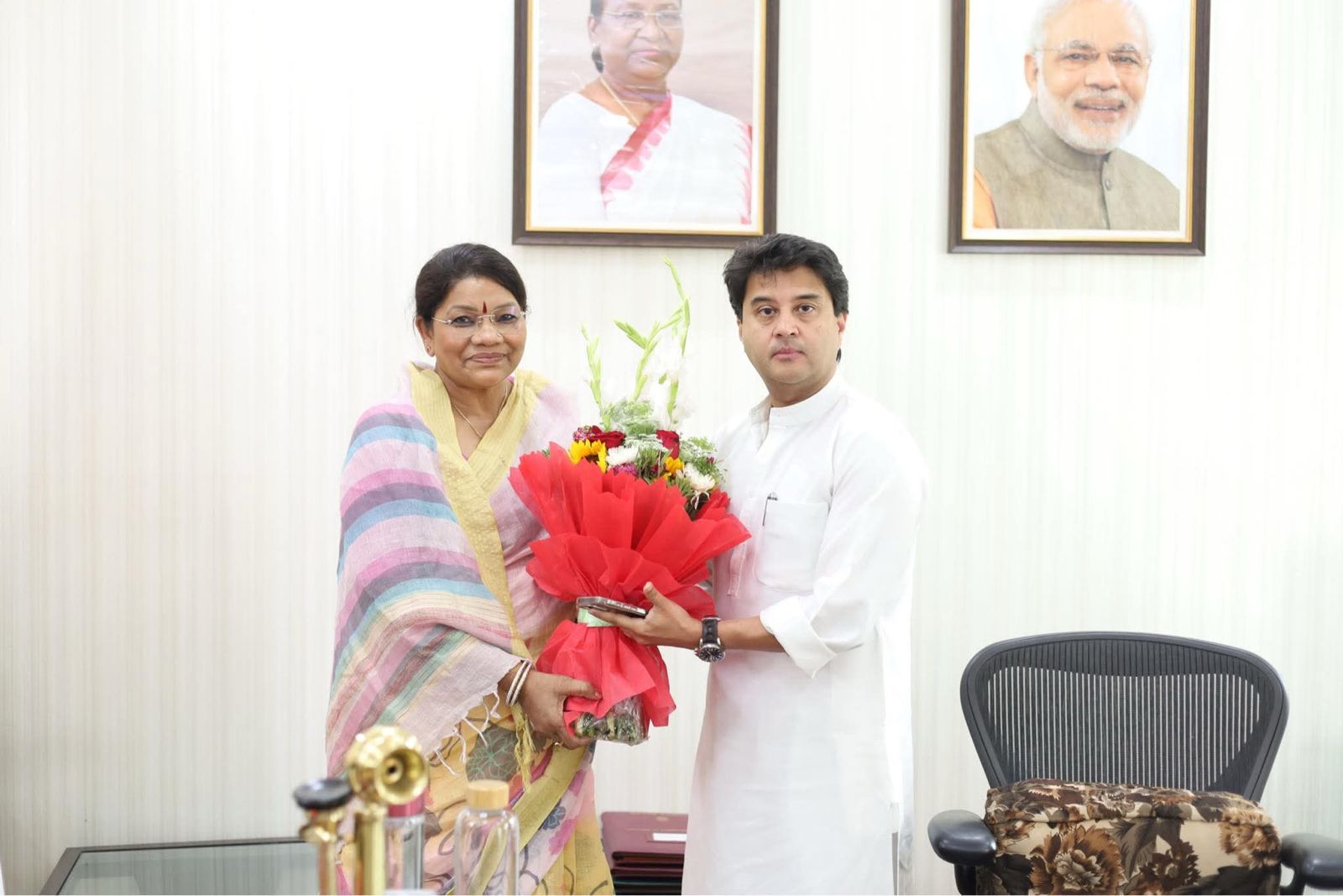 केंद्रीय संचार मंत्री ज्योतिरादित्य सिंधिया के निर्णय से छत्तीसगढ़ को डिजिटल कनेक्टिविटी की बड़ी सौगात केंद्रीय संचार मंत्री ज्योतिरादित्य सिंधिया के निर्णय से छत्तीसगढ़ को डिजिटल कनेक्टिविटी की बड़ी सौगात