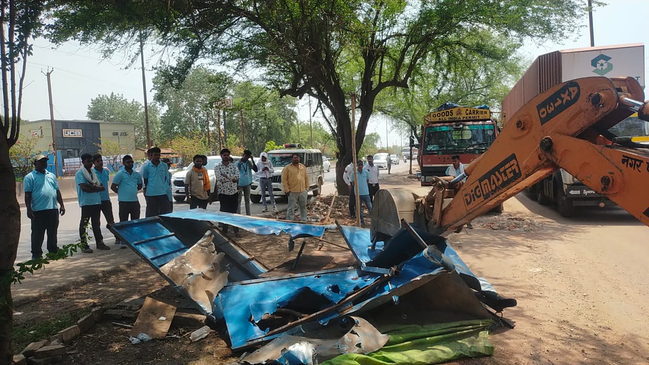 टीम प्रहरी निगम नगर निवेश ने चंदनीडीह मार्ग टाटीबंध चौक से बिलासपुर मार्ग को कब्जामुक्त करवाया टीम प्रहरी निगम नगर निवेश ने चंदनीडीह मार्ग टाटीबंध चौक से बिलासपुर मार्ग को कब्जामुक्त करवाया