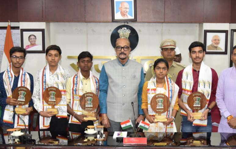 राज्यपाल रमेन डेका से सरस्वती शिक्षा संस्थान के मेधावी विद्यार्थियों ने की मुलाकात राज्यपाल रमेन डेका से सरस्वती शिक्षा संस्थान के मेधावी विद्यार्थियों ने की मुलाकात