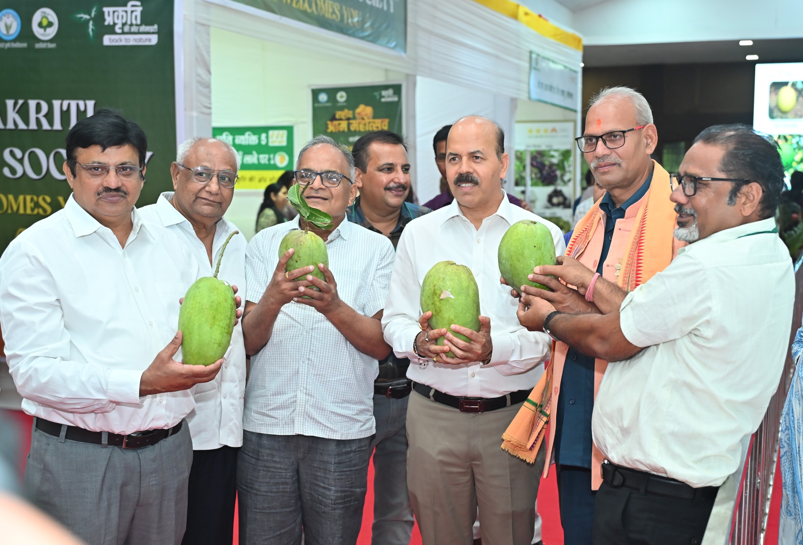 आमों की 200 से अधिक किस्मों एवं व्यंजनों को देखने उमड़ा रायपुर आमों की 200 से अधिक किस्मों एवं व्यंजनों को देखने उमड़ा रायपुर