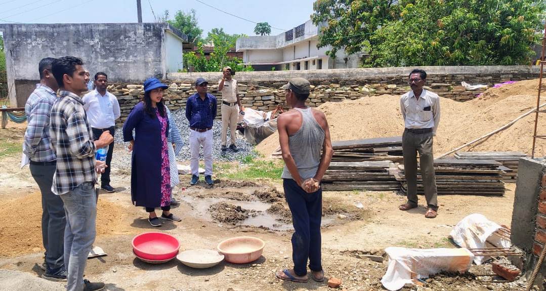 जिला पंचायत सीईओ ने प्रधानमंत्री आवास योजनान्तर्गत निर्माणाधीन आवासों का किया निरीक्षण जिला पंचायत सीईओ ने प्रधानमंत्री आवास योजनान्तर्गत निर्माणाधीन आवासों का किया निरीक्षण