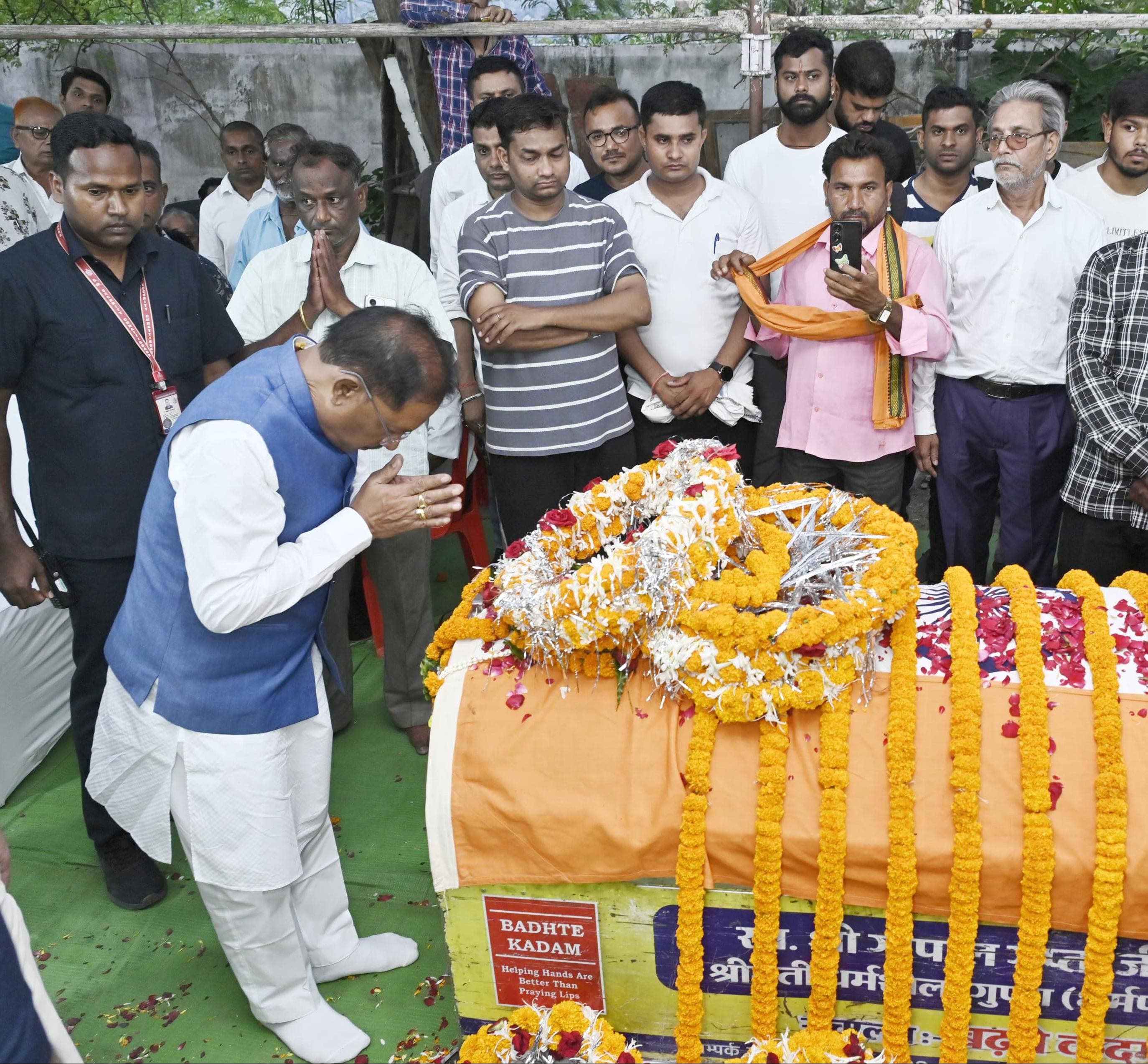 मुख्यमंत्री ने शहीद एएसपी आकाश राव गिरपुंजे के निवास पहुंचकर दी श्रद्धांजलि मुख्यमंत्री ने शहीद एएसपी आकाश राव गिरपुंजे के निवास पहुंचकर दी श्रद्धांजलि