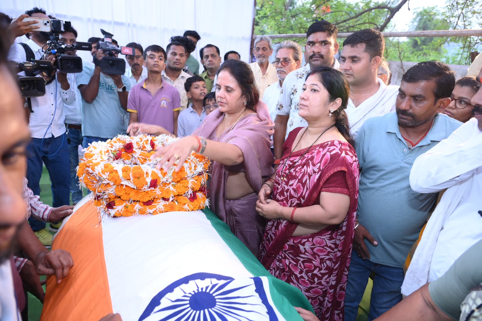 नक्सलियों हमले में शहीद एएसपी आकाश राव गिरपुजे को महापौर मीनल चौबे ने दी विनम्र श्रद्धांजलि नक्सलियों हमले में शहीद एएसपी आकाश राव गिरपुजे को महापौर मीनल चौबे ने दी विनम्र श्रद्धांजलि