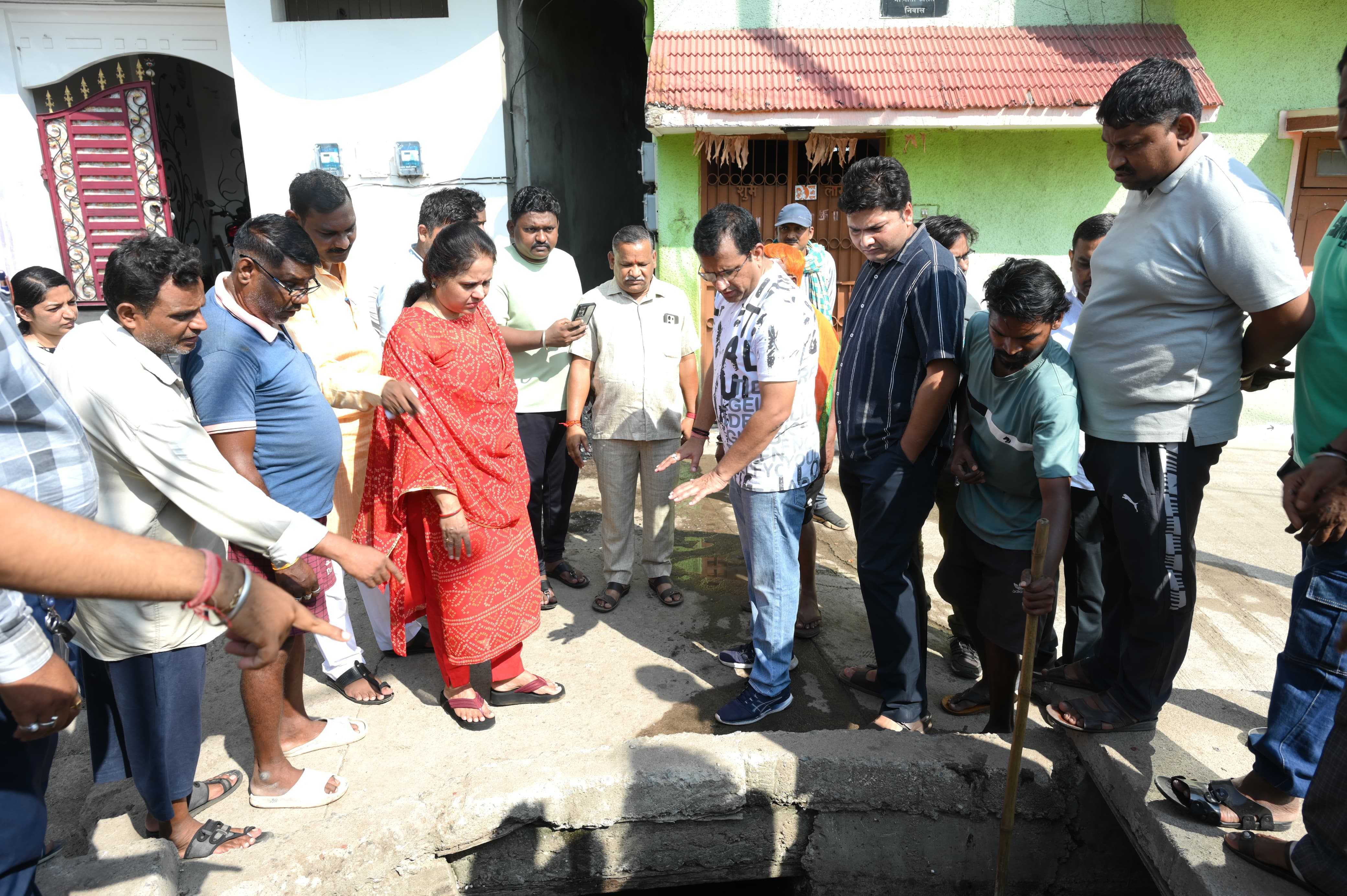 महापौर मीनल चौबे, आयुक्त विश्वदीप ने नालो की सफाई का प्रत्यक्ष निरीक्षण किया महापौर मीनल चौबे, आयुक्त विश्वदीप ने नालो की सफाई का प्रत्यक्ष निरीक्षण किया