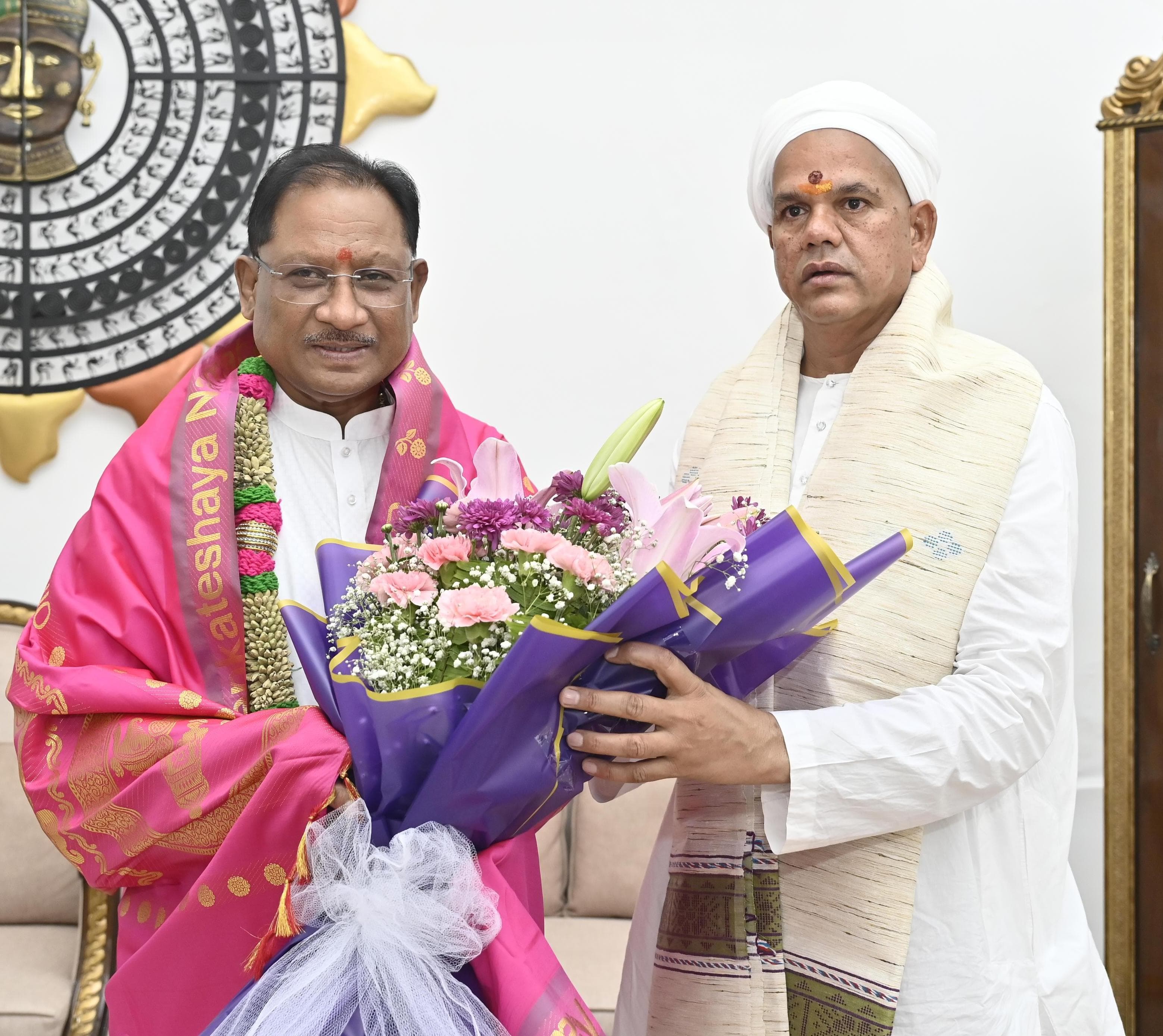 मुख्यमंत्री श्री साय से पं.श्री रविशंकर जी महाराज रावतपुरा सरकार ने की सौजन्य मुलाकात मुख्यमंत्री श्री साय से पं.श्री रविशंकर जी महाराज रावतपुरा सरकार ने की सौजन्य मुलाकात