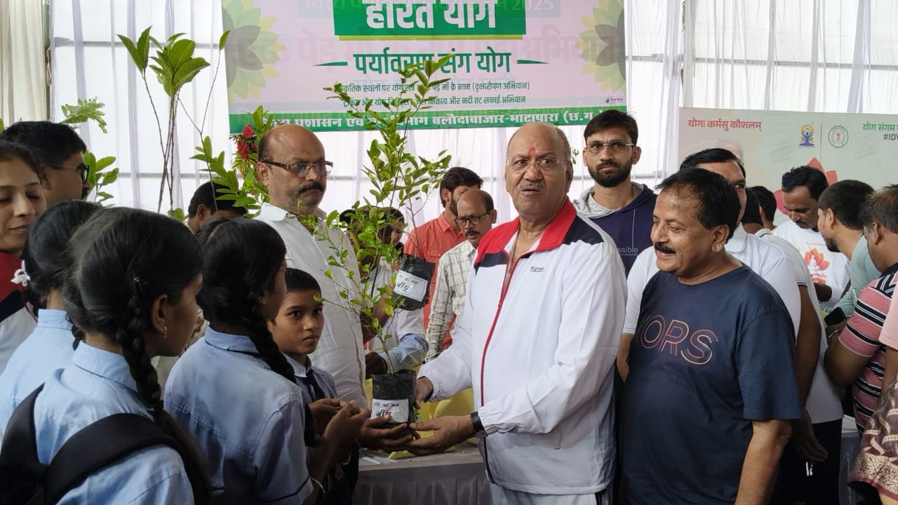 *जुड़ाव और सकारात्मक ऊर्जा का सशक्त माध्यम है योग- सांसद श्री अग्रवाल* *जुड़ाव और सकारात्मक ऊर्जा का सशक्त माध्यम है योग- सांसद श्री अग्रवाल*