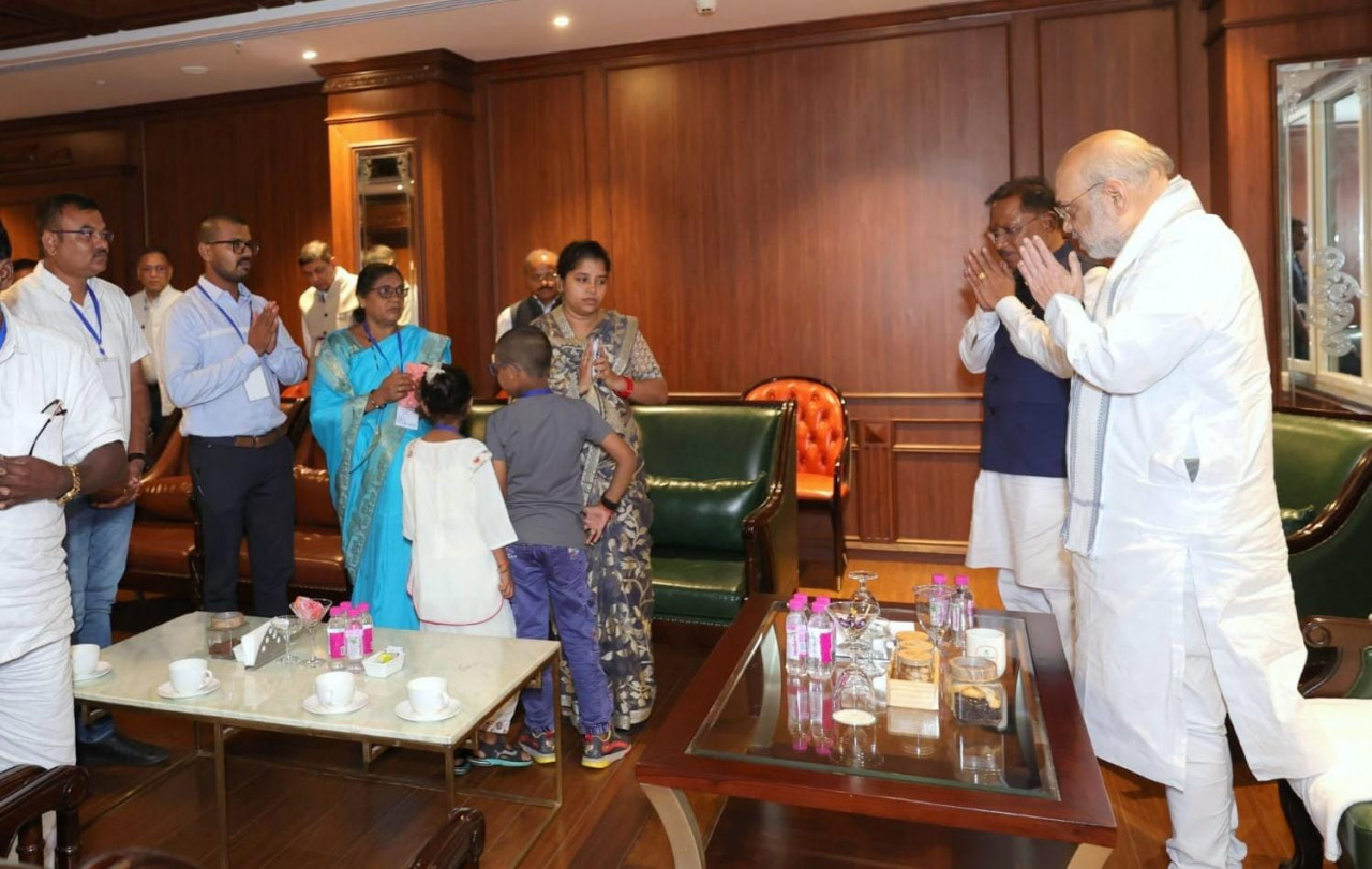 शहादत को नमन: केंद्रीय गृह मंत्री अमित शाह ने शहीद आकाश राव गिरिपुंजे के परिजनों से की मुलाकात शहादत को नमन: केंद्रीय गृह मंत्री अमित शाह ने शहीद आकाश राव गिरिपुंजे के परिजनों से की मुलाकात