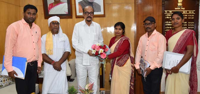 राज्यपाल श्री डेका ने तुलसी शिशु मंदिर कांकेर के विकास के लिए 2 लाख रूपए दिए राज्यपाल श्री डेका ने तुलसी शिशु मंदिर कांकेर के विकास के लिए 2 लाख रूपए दिए