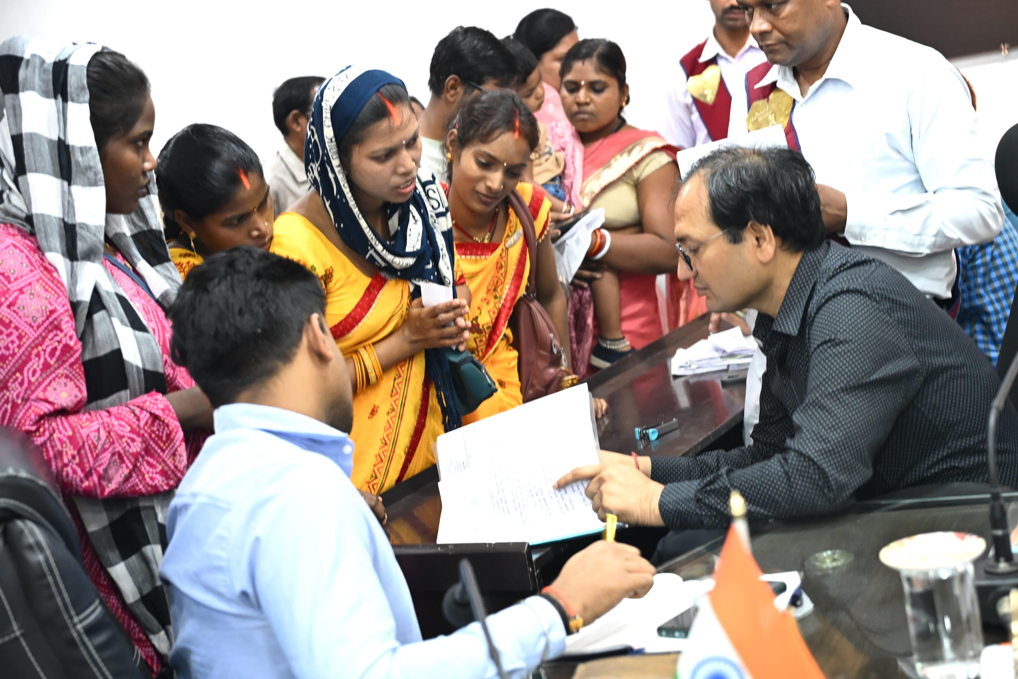 कलेक्टर ने जनदर्शन में सुनी लोगों की समस्याएं कलेक्टर ने जनदर्शन में सुनी लोगों की समस्याएं