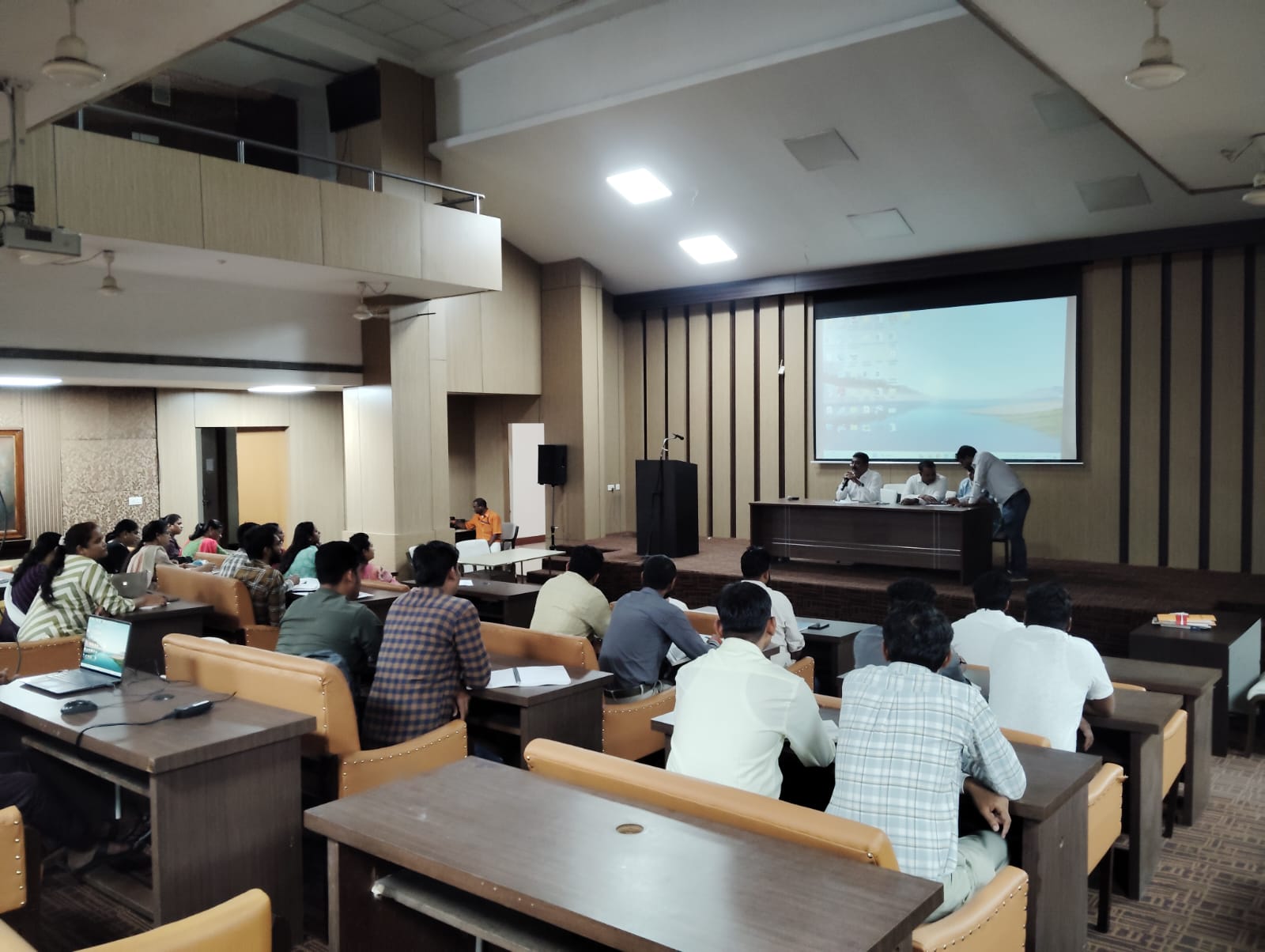 अधीक्षण अभियंता ने निगम के 35 नए उप अभियंताओं को दी तकनीकी जानकारी अधीक्षण अभियंता ने निगम के 35 नए उप अभियंताओं को दी तकनीकी जानकारी