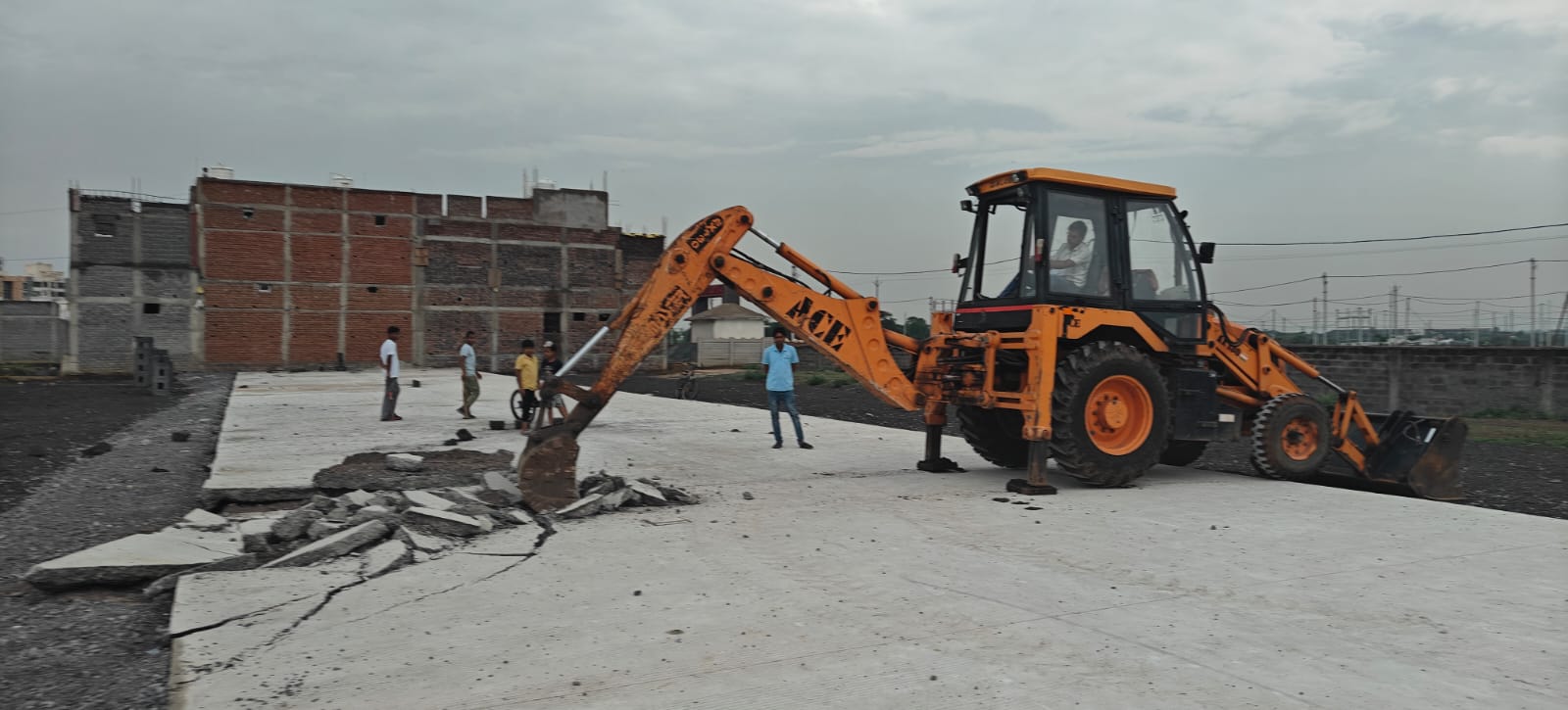 निगम ने अवैध प्लाटिंग करने के उद्देश्य से बनाई गई अवैध सीसी सड़क तोड़ी निगम ने अवैध प्लाटिंग करने के उद्देश्य से बनाई गई अवैध सीसी सड़क तोड़ी