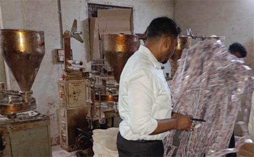 अवैध सितार निर्माण फैक्ट्री में दबिश, दस्तावेज के अभाव में फैक्ट्री सील अवैध सितार निर्माण फैक्ट्री में दबिश, दस्तावेज के अभाव में फैक्ट्री सील