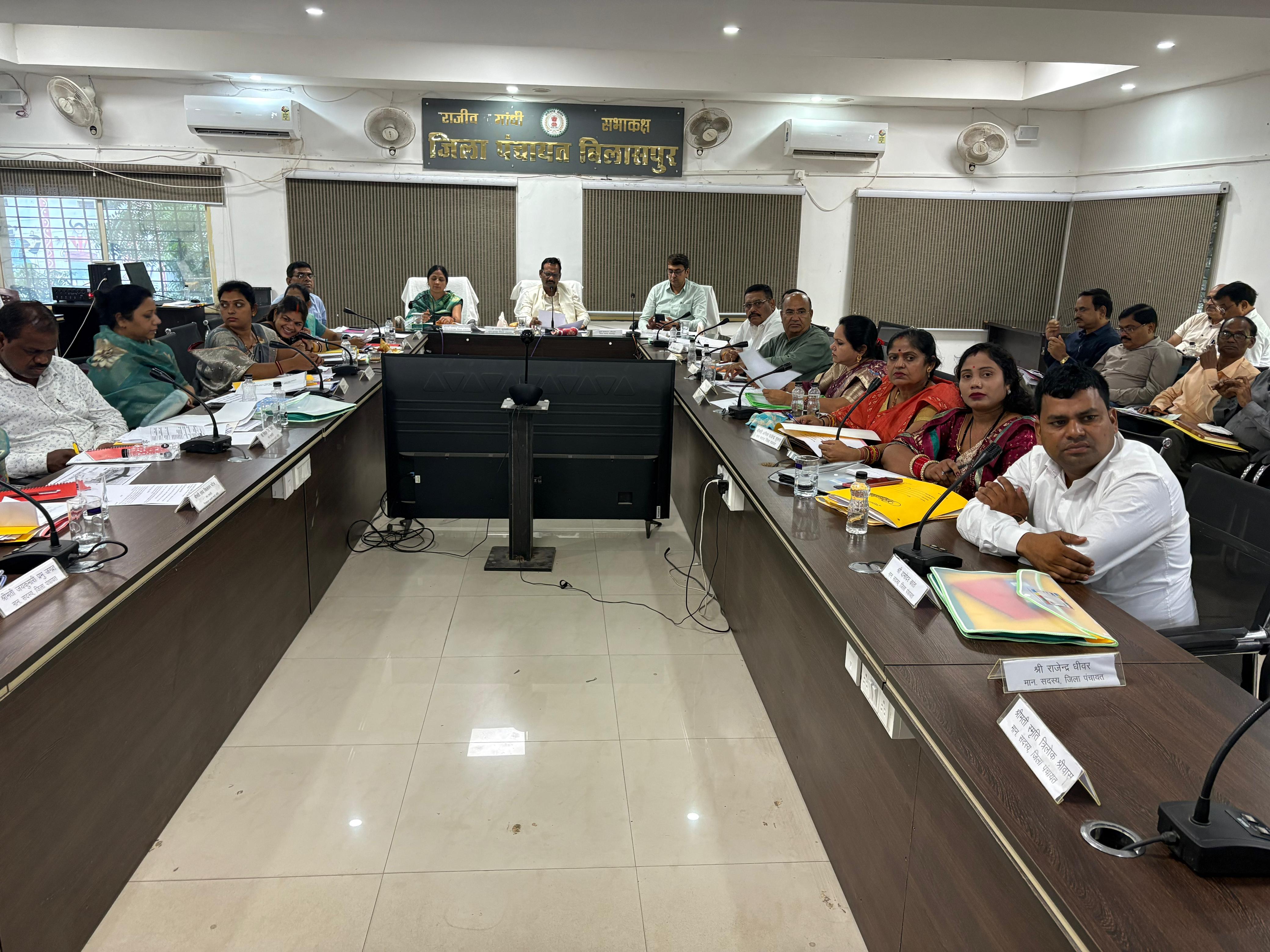 जिला पंचायत की बैठक में शासकीय योजनाओं की गहन समीक्षा जिला पंचायत की बैठक में शासकीय योजनाओं की गहन समीक्षा