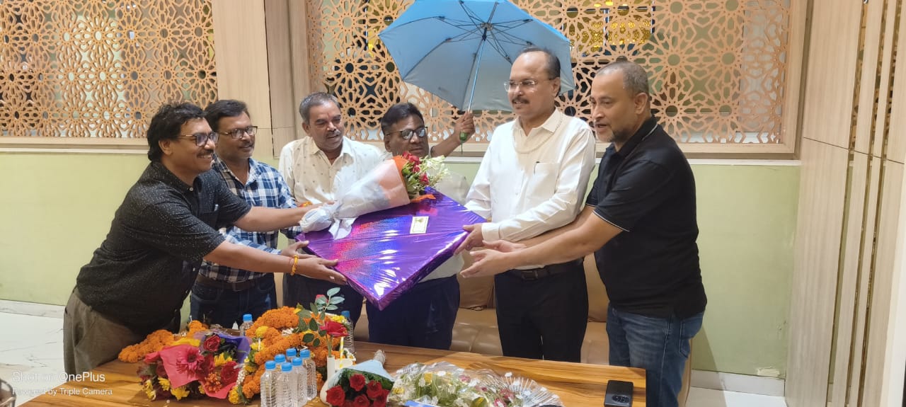 सेवानिवृत्ति पूर्व निगम उपायुक्त ए. के. हालदार का बुके, छतरी, स्मृतिचिन्ह देकर किया सम्मान सेवानिवृत्ति पूर्व निगम उपायुक्त ए. के. हालदार का बुके, छतरी, स्मृतिचिन्ह देकर किया सम्मान