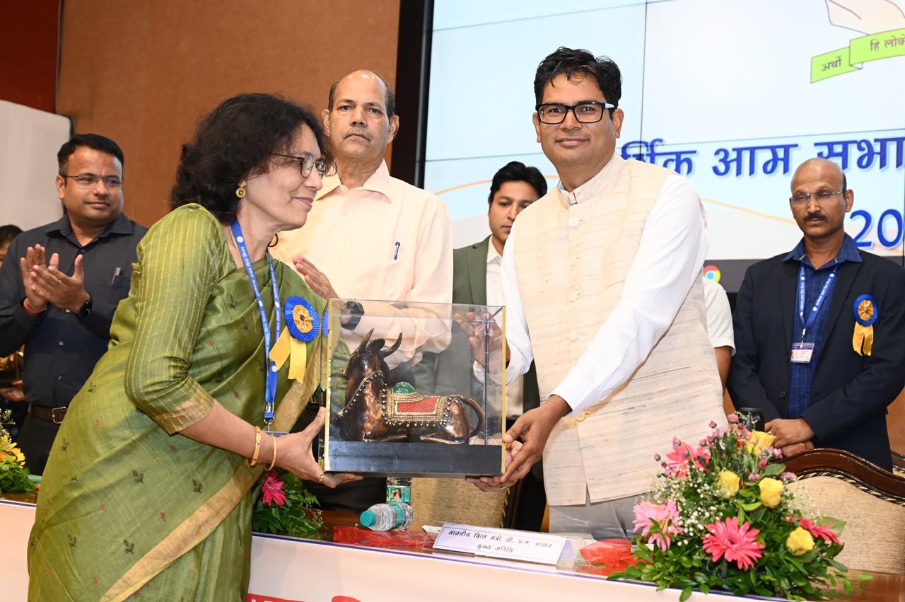 वित्त सेवा के अधिकारी पारदर्शी, जवाबदेह एवं निष्ठापूर्वक कार्याे का निर्वहन करें- ओ.पी.चौधरी वित्त सेवा के अधिकारी पारदर्शी, जवाबदेह एवं निष्ठापूर्वक कार्याे का निर्वहन करें- ओ.पी.चौधरी