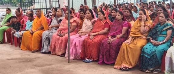 खौली में शराब दुकान के विरोध में लगातार दूसरे दिन भी धरने पर बैठी महिलाएं खौली में शराब दुकान के विरोध में लगातार दूसरे दिन भी धरने पर बैठी महिलाएं