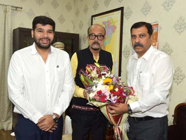 राज्यपाल श्री डेका से राष्ट्रीय व्यापारी कल्याण बोर्ड के सदस्य ने की सौजन्य भेंट राज्यपाल श्री डेका से राष्ट्रीय व्यापारी कल्याण बोर्ड के सदस्य ने की सौजन्य भेंट