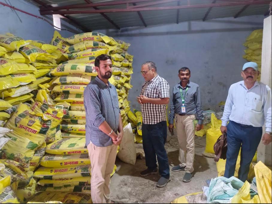 कृषि विभाग की टीम ने आधा दर्जन दुकानों में दी दबिश कृषि विभाग की टीम ने आधा दर्जन दुकानों में दी दबिश