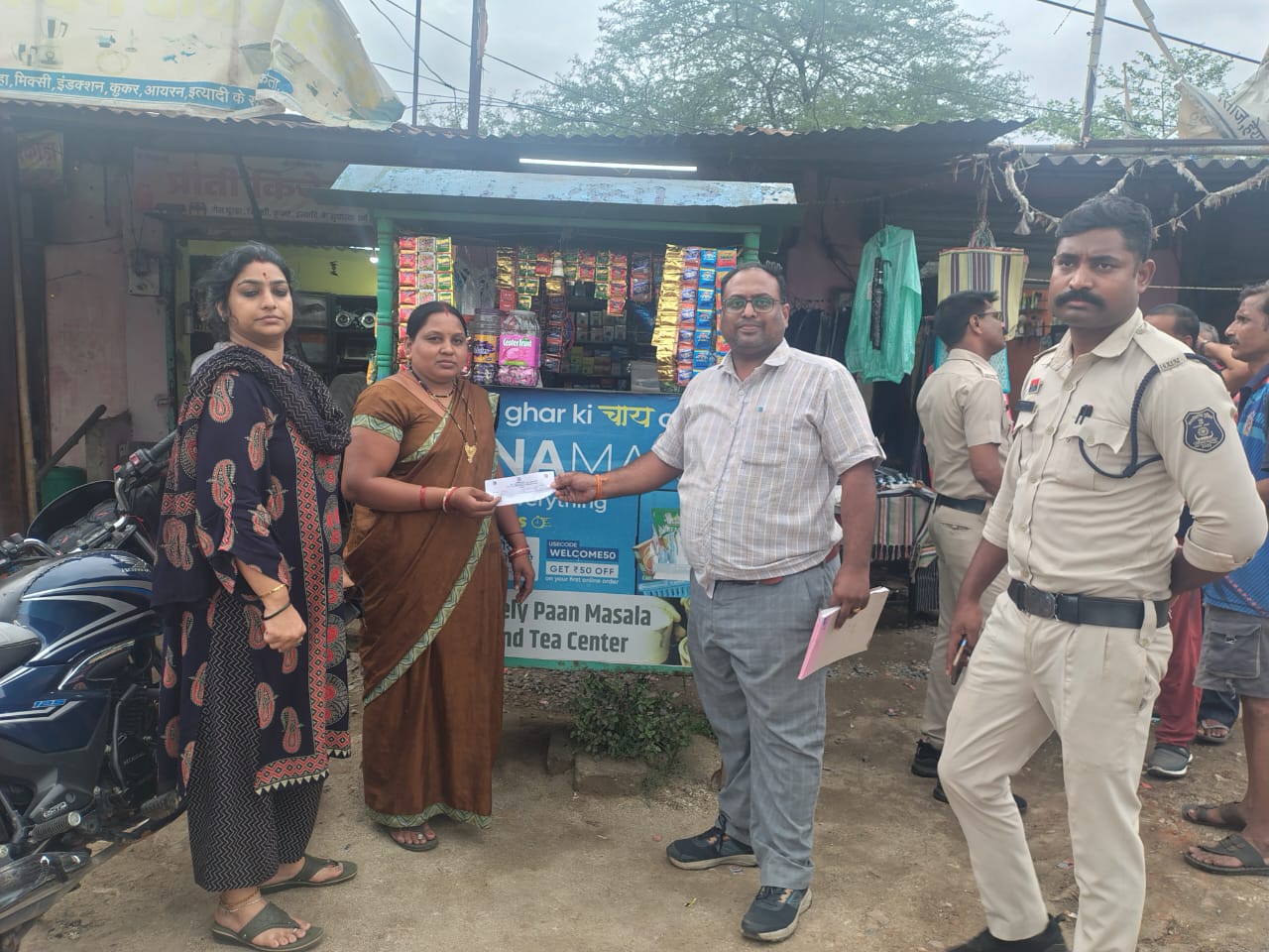 कोटपा एक्ट के तहत स्कूल के पास संचालित पान गुटखा दुकानों के विरुद्ध चालानी कार्रवाई कोटपा एक्ट के तहत स्कूल के पास संचालित पान गुटखा दुकानों के विरुद्ध चालानी कार्रवाई