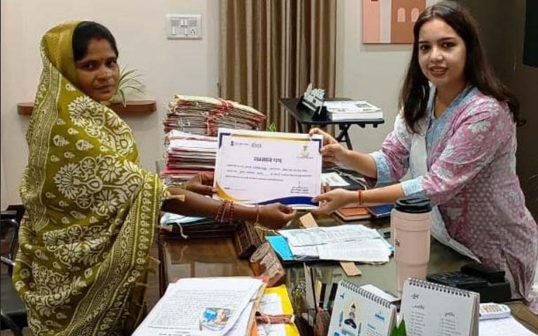 सीईओ जिला पंचायत ने लखपति दीदी श्रीमती रमोतिन ठाकुर को प्रशस्ति पत्र देकर किया सम्मानित सीईओ जिला पंचायत ने लखपति दीदी श्रीमती रमोतिन ठाकुर को प्रशस्ति पत्र देकर किया सम्मानित