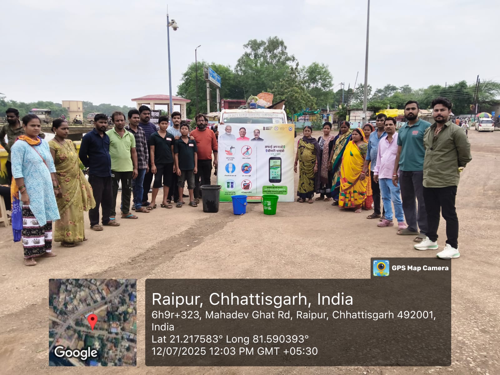 निगम द्वारा महादेवघाट में दुकानों में हरे में सूखा, नीले में गीला, काले डस्टबिन में हानिकारक कचरा पृथक करके रखकर सफाई मित्र को देकर रायपुर को स्वच्छ बनाकर श्रेष्ठ स्वच्छता रैंकिंग दिलवाने सहभागी बनने की अपील निगम द्वारा महादेवघाट में दुकानों में हरे में सूखा, नीले में गीला, काले डस्टबिन में हानिकारक कचरा पृथक करके रखकर सफाई मित्र को देकर रायपुर को स्वच्छ बनाकर श्रेष्ठ स्वच्छता रैंकिंग दिलवाने सहभागी बनने की अपील