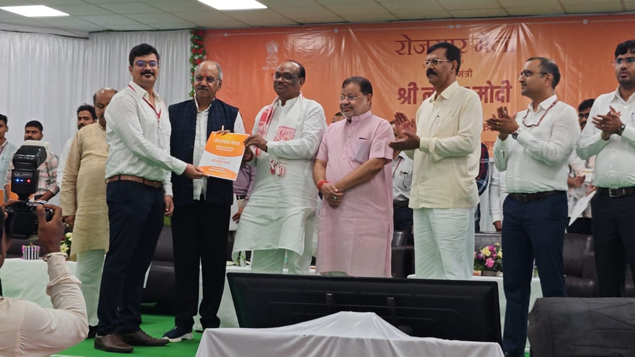 रायपुर में आयोजित रोजगार मेला में 72 युवाओं को नियुक्ति पत्र प्रदान रायपुर में आयोजित रोजगार मेला में 72 युवाओं को नियुक्ति पत्र प्रदान