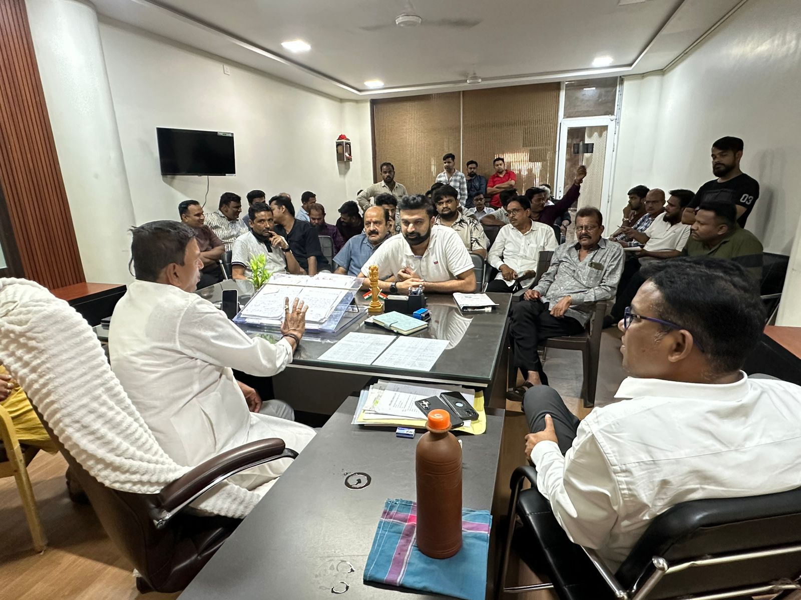 दुकानदारों को सामान भीतर रखने, रोड मार्किंग के भीतर पार्किंग की समझाईश, सभी दुकानदार सहमत दुकानदारों को सामान भीतर रखने, रोड मार्किंग के भीतर पार्किंग की समझाईश, सभी दुकानदार सहमत