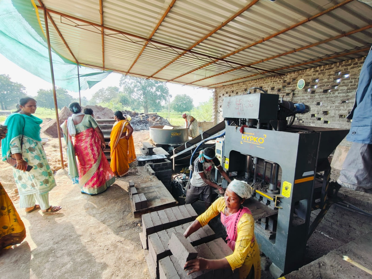 स्व सहायता समूह की दीदी आजीविका मूलक गतिविधियों से जुड़कर बनी आत्मनिर्भर स्व सहायता समूह की दीदी आजीविका मूलक गतिविधियों से जुड़कर बनी आत्मनिर्भर
