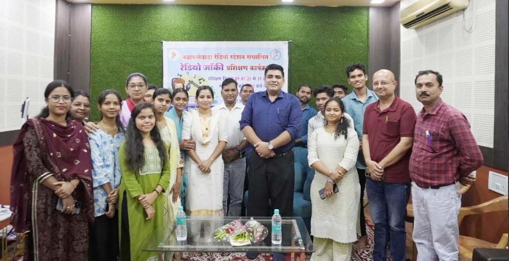नवा दंतेवाड़ा रेडियो जॉकी प्रशिक्षण कार्यक्रम में पहुंचे कलेक्टर , युवाओं को दी प्रेरणा नवा दंतेवाड़ा रेडियो जॉकी प्रशिक्षण कार्यक्रम में पहुंचे कलेक्टर , युवाओं को दी प्रेरणा