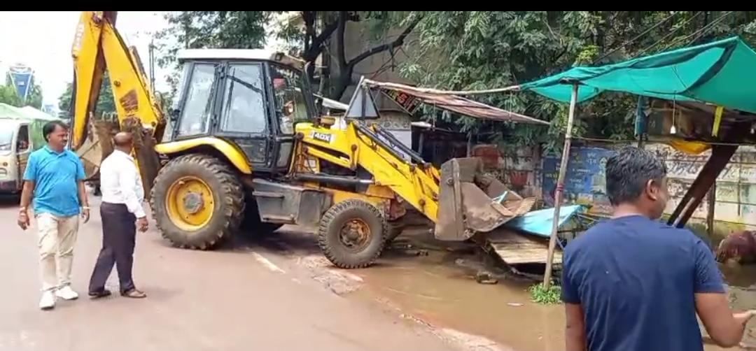 रोडसाइड एवं नाले के ऊपर अतिक्रमण कर ठेला लगाने वालों पर हुई कार्रवाई रोडसाइड एवं नाले के ऊपर अतिक्रमण कर ठेला लगाने वालों पर हुई कार्रवाई