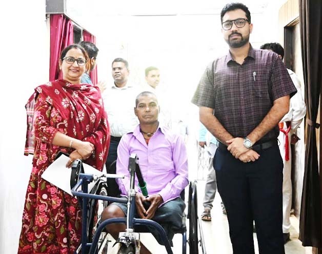 जन चौपाल में कलेक्टर श्री लंगेह ने सुनी जन समस्याएं जन चौपाल में कलेक्टर श्री लंगेह ने सुनी जन समस्याएं