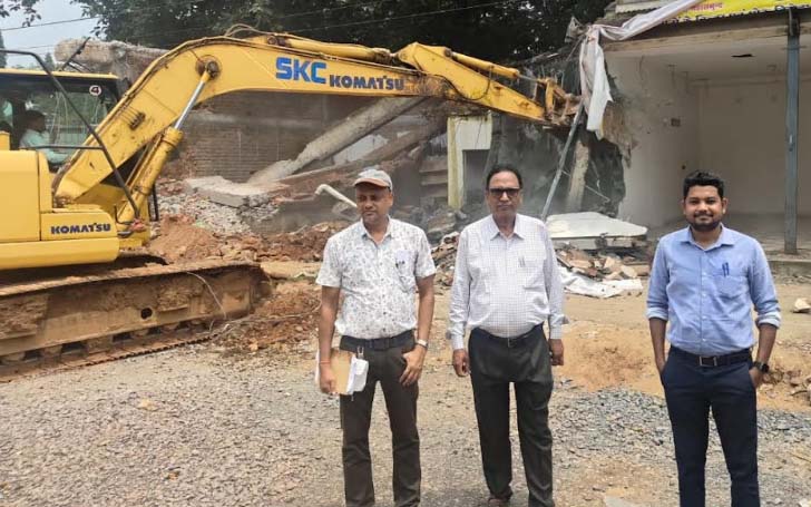 अवैध निर्माण पर प्रशासन की सख्ती, शासकीय वन भूमि से अतिक्रमण हटाया गया अवैध निर्माण पर प्रशासन की सख्ती, शासकीय वन भूमि से अतिक्रमण हटाया गया